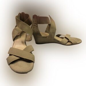 ISAAC MIZRAHI LIVE strap wedges beige